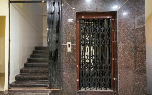 OYO 69076 Hotel Sweekar