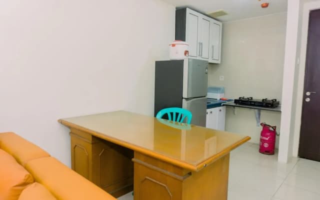 Modern Look And Homey 2Br At Great Western Resort Apartment