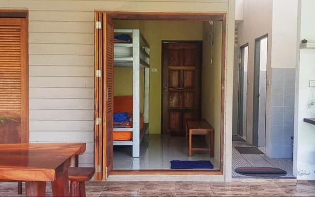 Baan Hinlad Home and Hostel