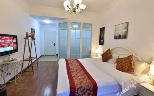Jiuye Banshan B&B (Phoenix Ancient Town Store)