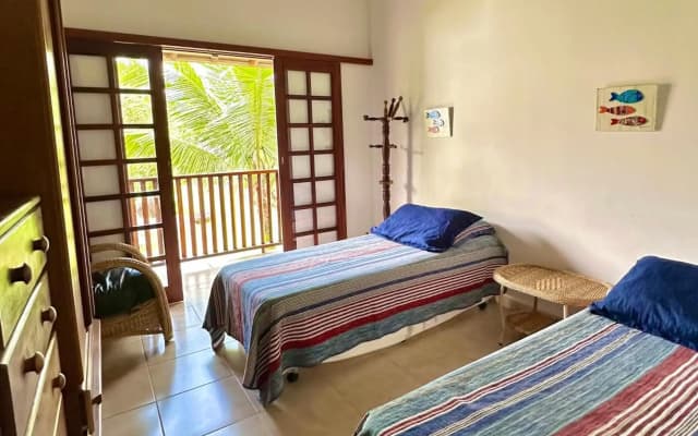 Casa ideal em condomínio fechado a 200m da Praia Maranduba, área de lazer completa