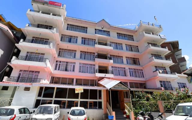OYO 13586 Hotel Monarch
