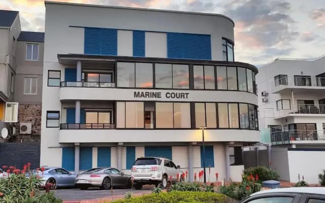 Marine Court 5 by BACK IN TOWN - 2Bedroom Ocean-facing Apt in Hermanus Centre
