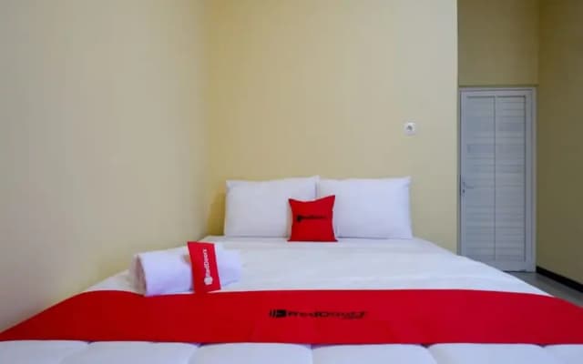 RedDoorz near Alun Alun Pati
