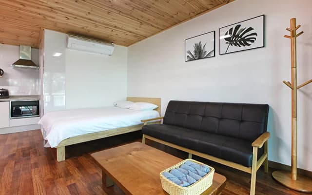 Yeosu Sea Side Pines Pension