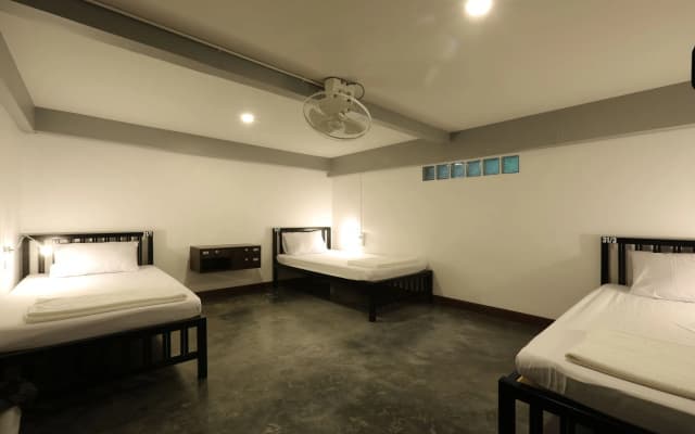 Balcony Party Hostel Beachfront - Adults Only