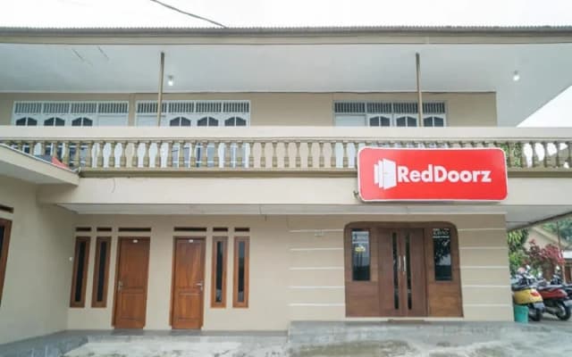 RedDoorz near Taman Safari 2