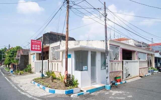 D&A Guesthouse Syariah And Rent Car by OYO Rooms