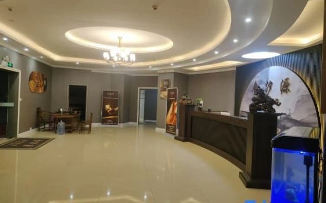 Vienna Hotel (Nandan Dongtian Jiuhai Scenic Area Jinfurong Square Branch)