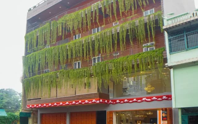 OYO 92956 Travelbiz Hotel