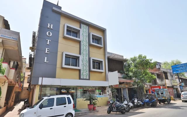 OYO 2466 Laljis Hotel