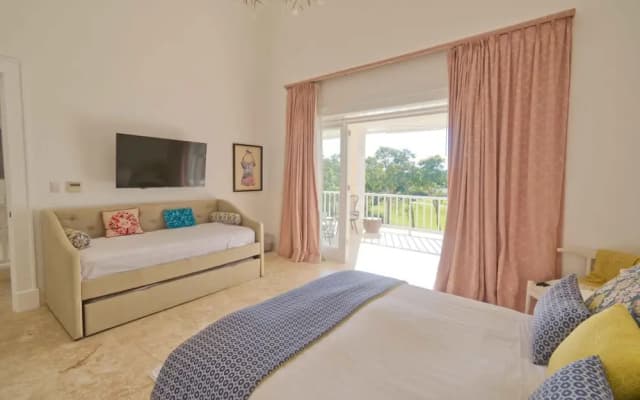 Modern Villa w Golf and Lake View in Beach Resort