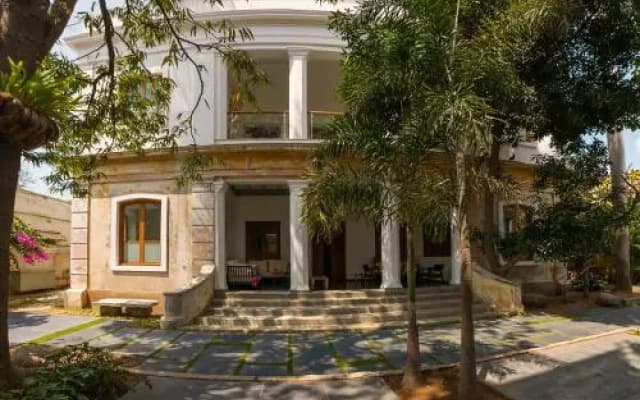 La Villa Hotel