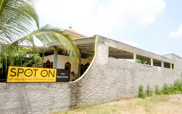 Hotel O Ilyasa Family