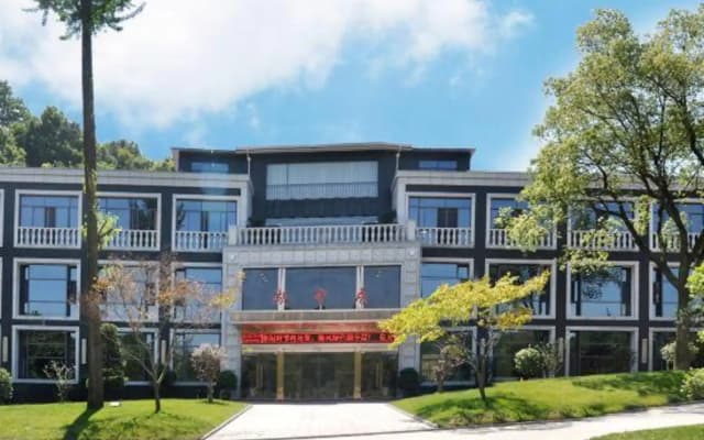 Lake Home Hotel