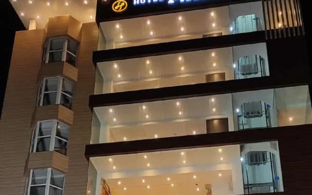 Paras Heights