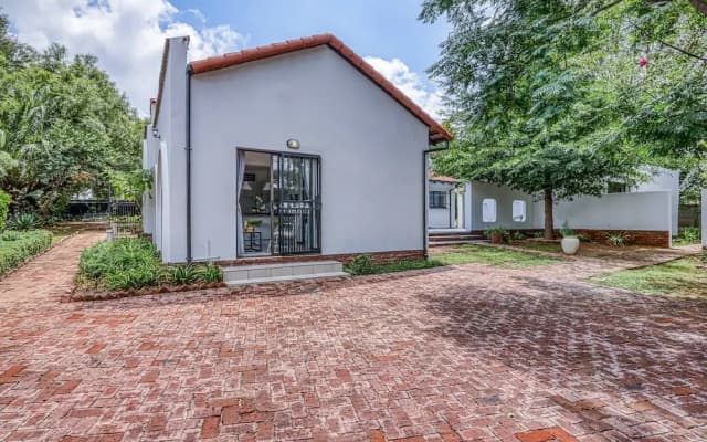 Modern Spanish House-3br-pool-solar-samrand