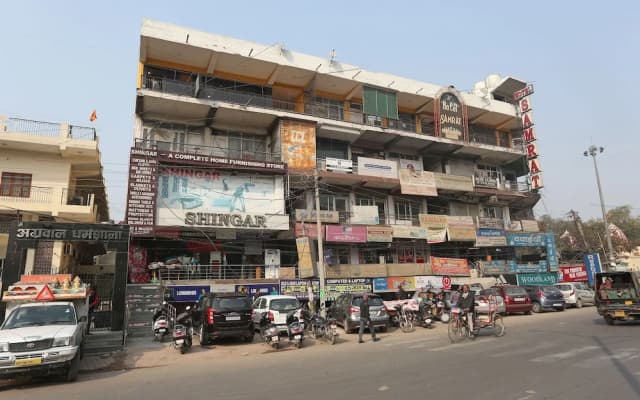 OYO 27864 Hotel Samrat