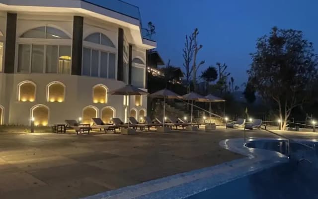 A Majestic and Luxurious Villa Overlooking the Ganges