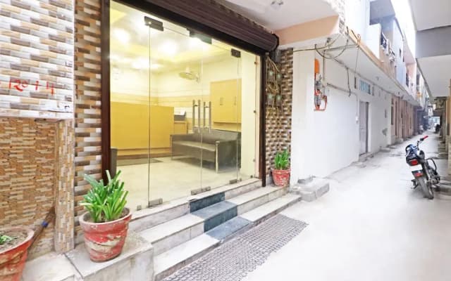 Mauryan Express Hotel Dashrathpuri Metro