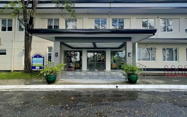 Emerald Manor Hotel