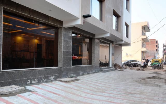 OYO 27061 Hotel Magnum