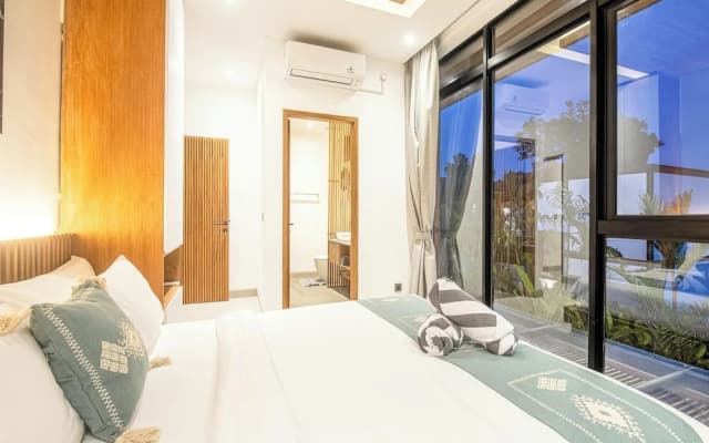 Exquisite 5BR Retreat, 400m From Café Del Mar, AC