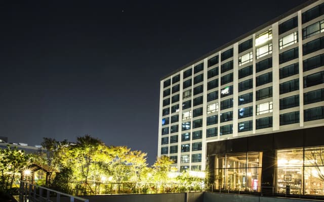 Isquare Hotel