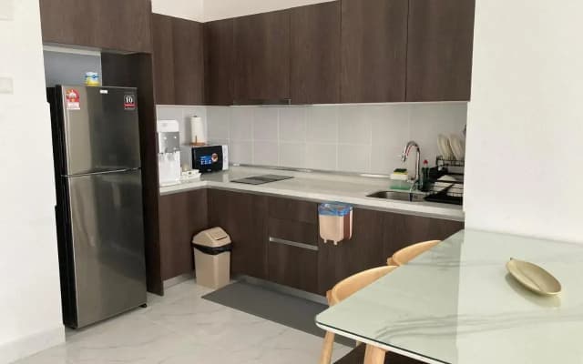 FREE NETFLIX! ZAs Suite at Troika Residence, KB