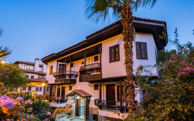 Liya Boutique Hotel & Suites
