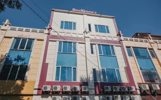 Kost M25 Hostel by Reddoorz