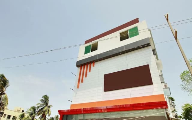 OYO 15948 Hotel Srees