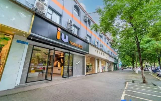 iu Hotel (Kaizhou New Century Pedestrian Street)