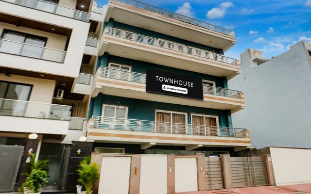 Townhouse Subhash Chowk Near Medanta Hospital Formerly L B Residency