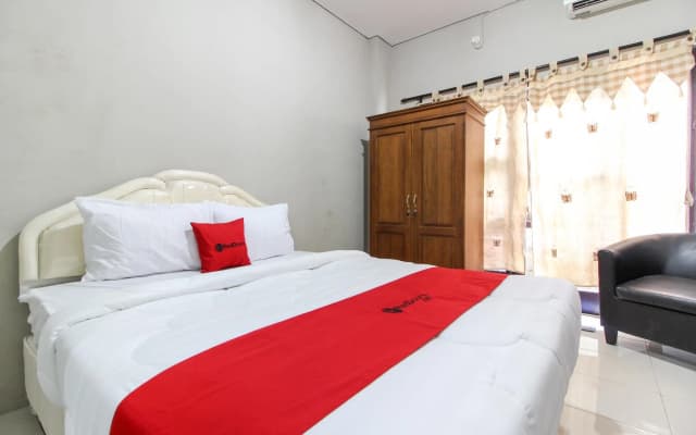 RedDoorz near Solo Balapan Station 2