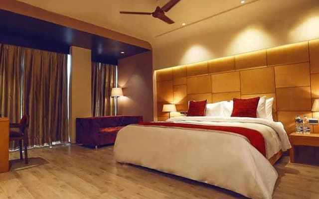 Hotel Charan Plaza
