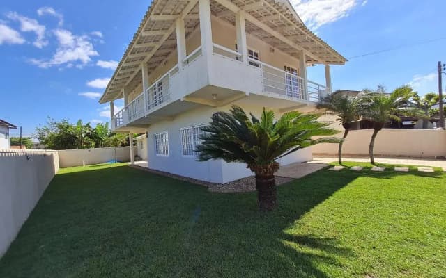 Ampla casa com 5 quartos e vista para o mar