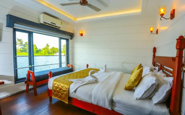 Cosy Houseboat