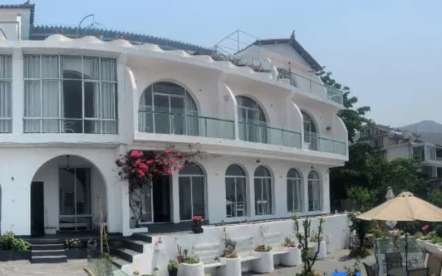 2099 Lake View Inn