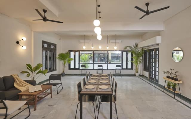 Poshtel VNS