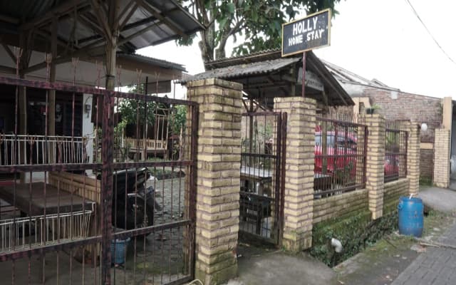 Hotel O Holy HomestayNearWisata Kopi Desa Tamansari