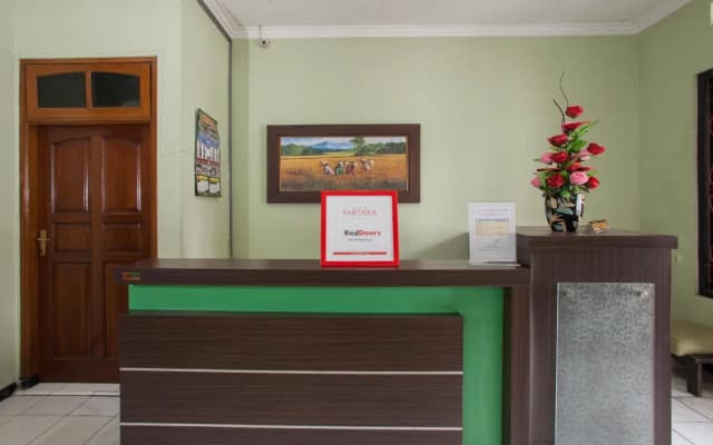 Shafira Guesthouse by Reddoorz