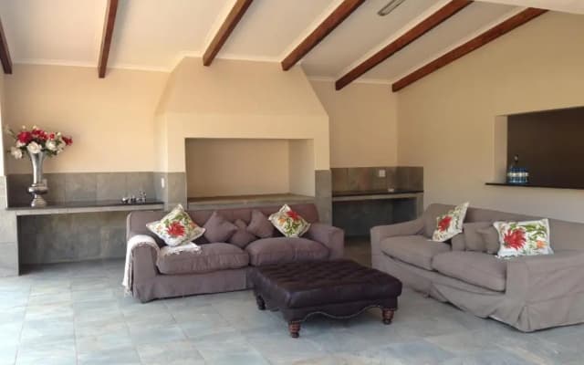 Manor Hills Guest Lodge