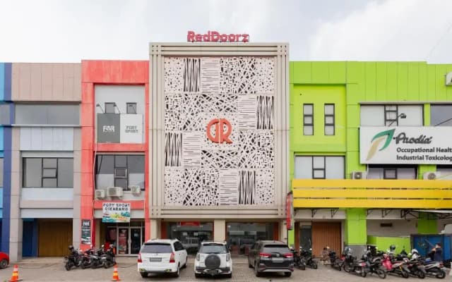 RedDoorz Plus near Living Plaza Jababeka