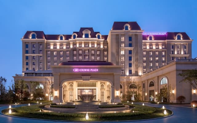 Crowne Plaza Qingdao Oriental Movie Metropolis