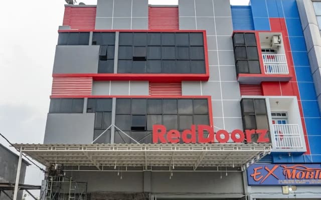 RedDoorz Plus near Millenium ICT Centre Medan 2