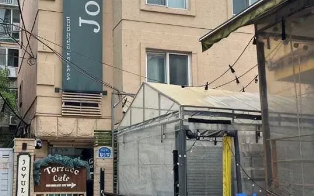 Hongik Univ. Station Romantic Rooftop House