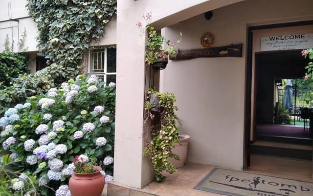 Ipe Tombe Guest Lodge
