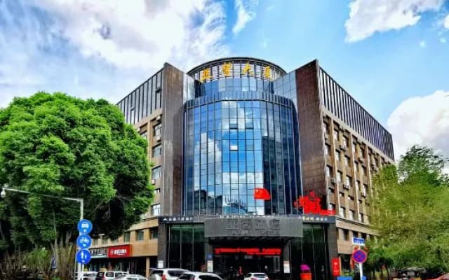 Urumqi Yaxin Hotel (Degang Wanda Airport)