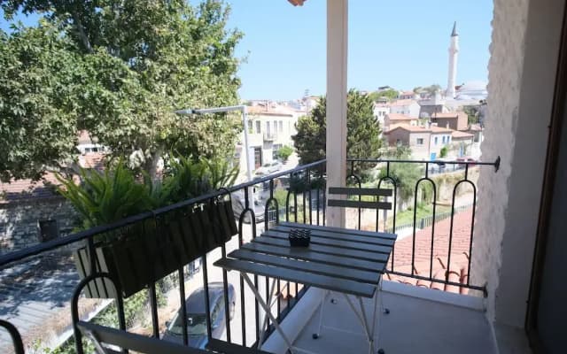Pietra Social House